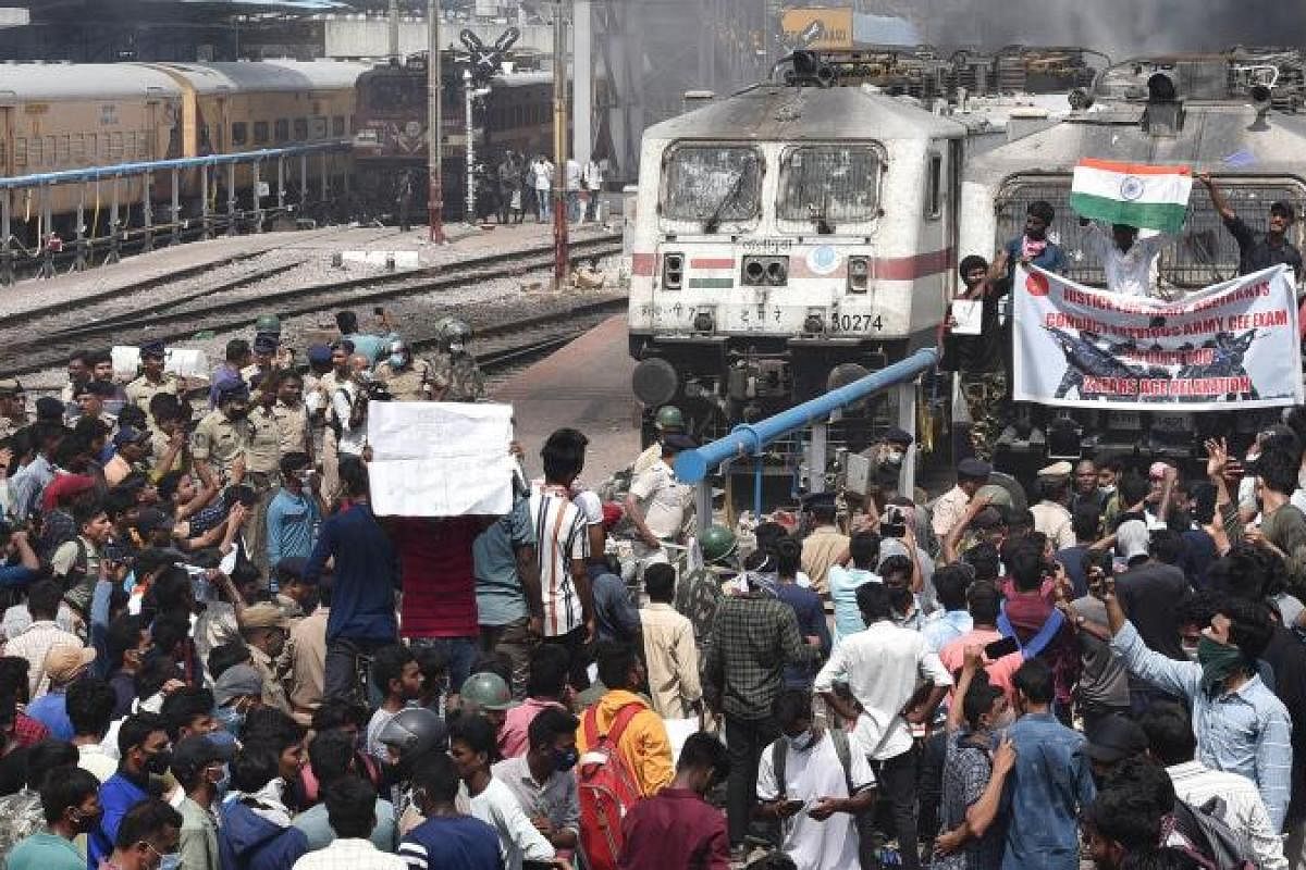 Bengal: Anti-Agnipath protesters block railway tracks, do push-ups- The New  Indian Express