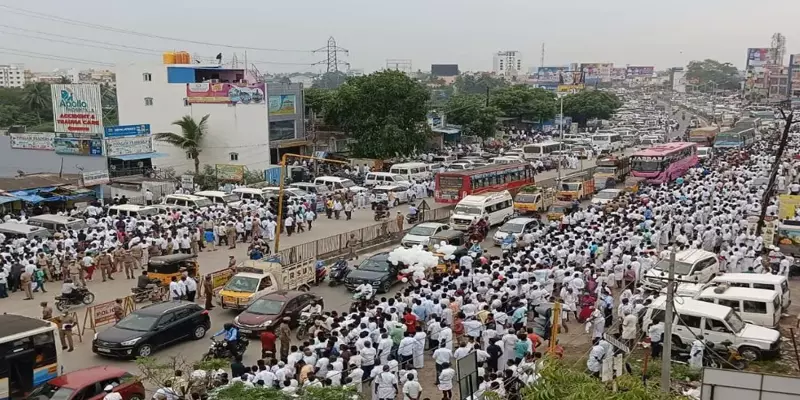 Heavy-traffic-congestion-has-occurred-on-the-Maduravayal-Vanakaram-road-where-the-AIADMK-general-body-meeting-is-being-held