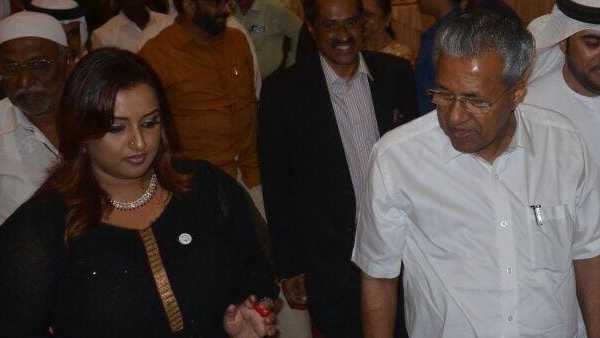 Swapna Suresh with CM Pinarayi Vijayan! Kerala Governor Arif Mohammed Khan  mistakenly tweets photo on his twitter handle | മുഖ്യമന്ത്രിയ്‌ക്കൊപ്പം  സ്വപ്‌ന സുരേഷ്; ചിത്രം പങ്കുവച്ച് ഗവർണർ ആരിഫ് ...