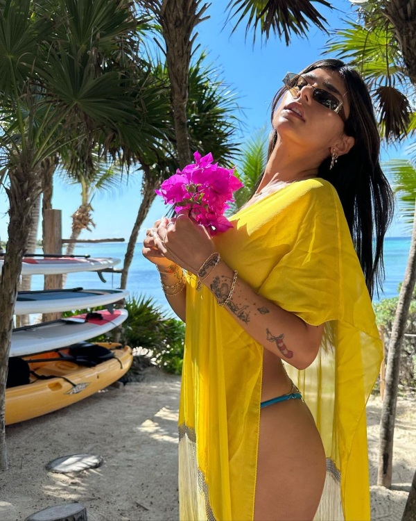 Naked Mia Khalifa hide her assets only with a bouquet stuns fans 